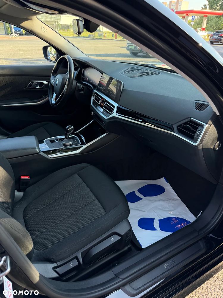 BMW Seria 3 318d mHEV - 39