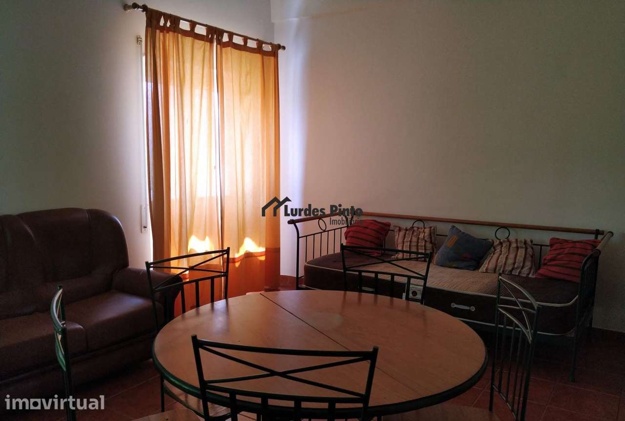 Quarto a rapariga perto da Escola Superior de Educação - Grande imagem: 5/12