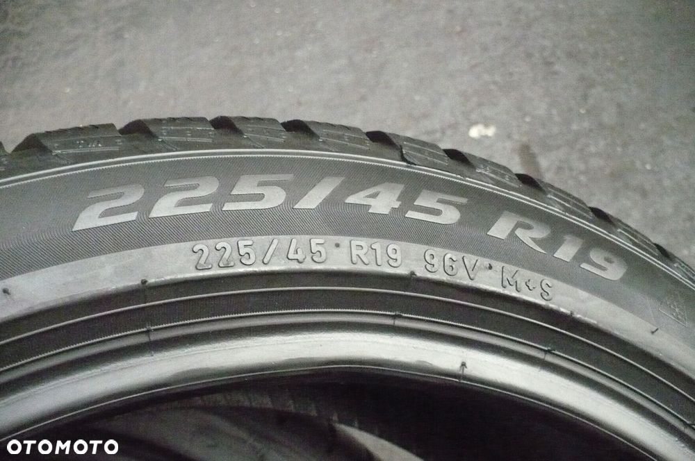 PIRELLI Sottozero 3 RFT 225/45R19 6,5mm 2020 - 2