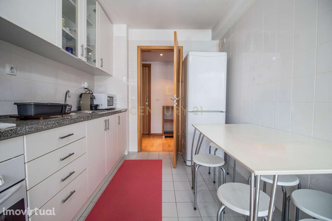 Apartamento T2 Duplex na Gala, perto da praia, com estacionamento e ar - Grande imagem: 4/28