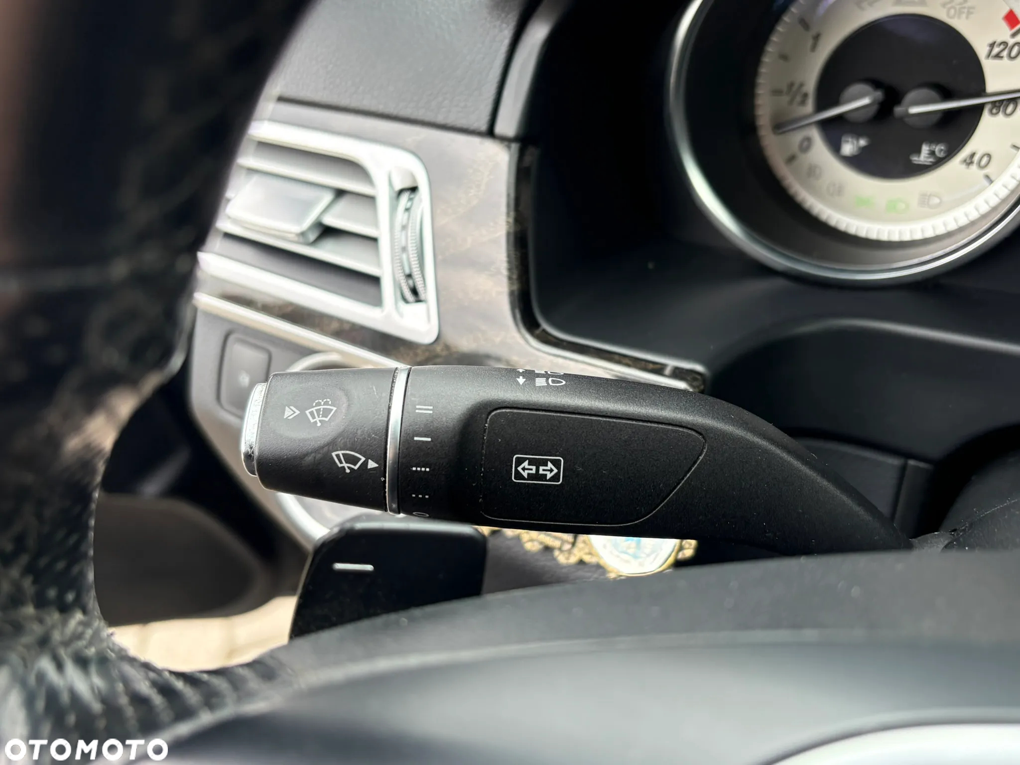 Mercedes-Benz Klasa E 300 T BlueTEC 9G-TRONIC - 27