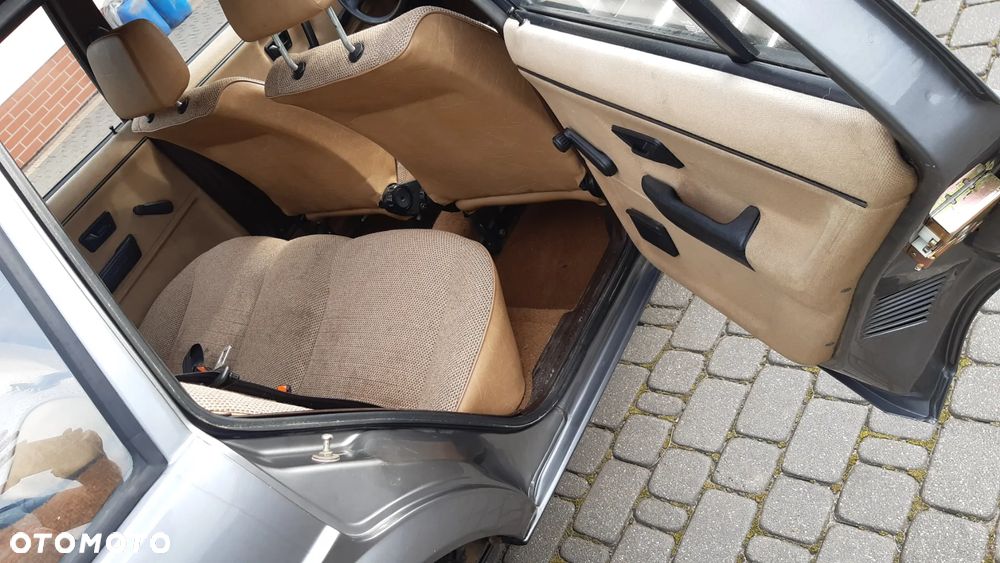 Volkswagen Passat 1.8 GL - 22