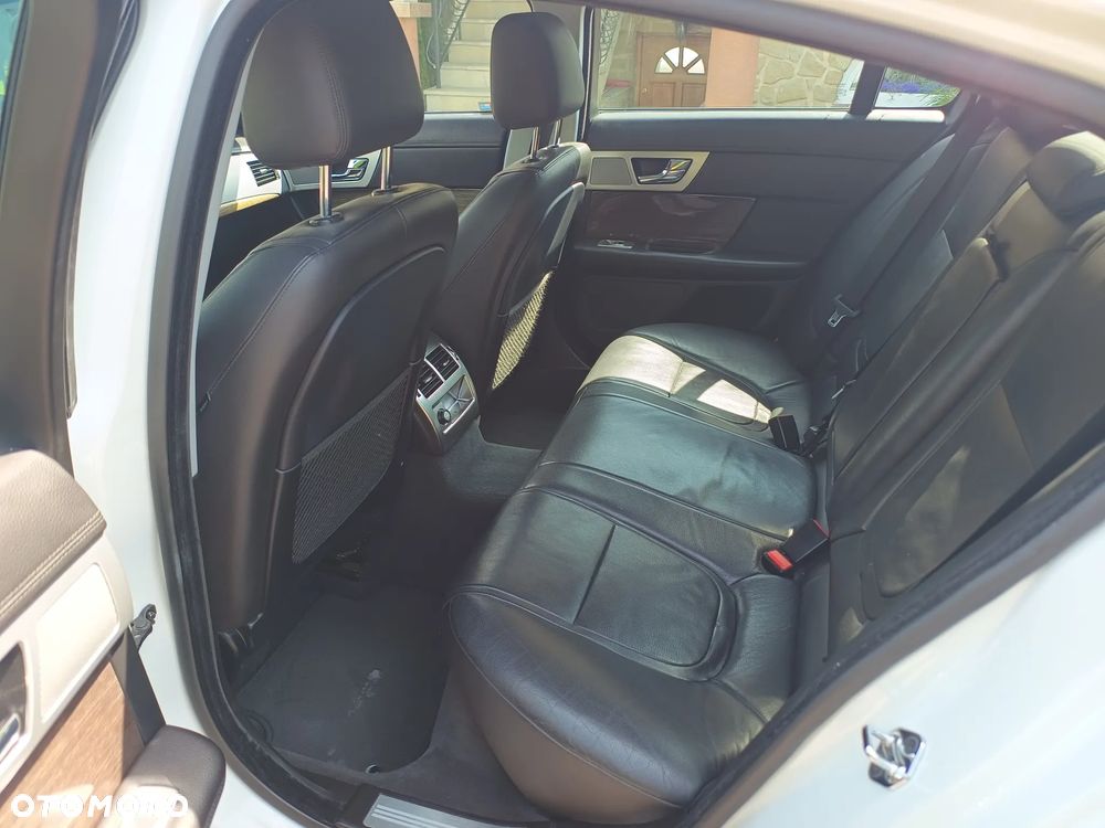 Jaguar XF 2.2 D Luxury - 16