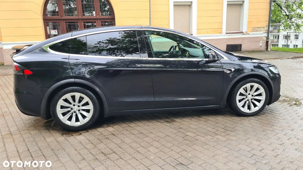 Tesla Model X - 7