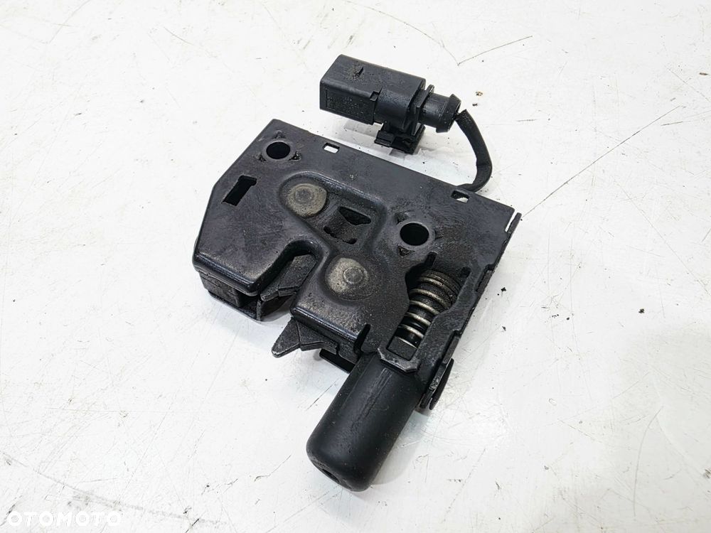 ZAMEK MASKI RYGIEL Z PASA PRZEDNIEGO AUDI A3 8V 8V0823509 - 2