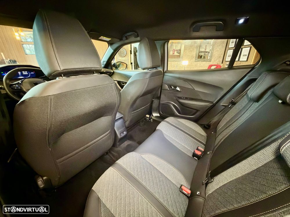 Peugeot e-2008 Allure - 14