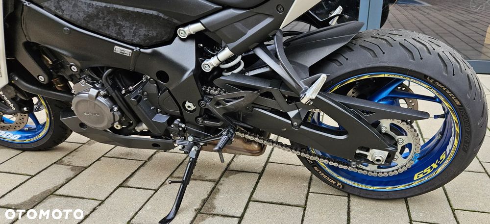 Suzuki GSX - 23