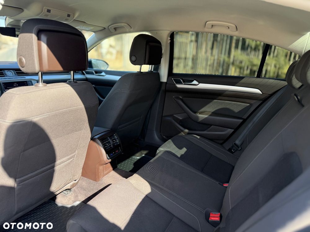 Volkswagen Passat - 16