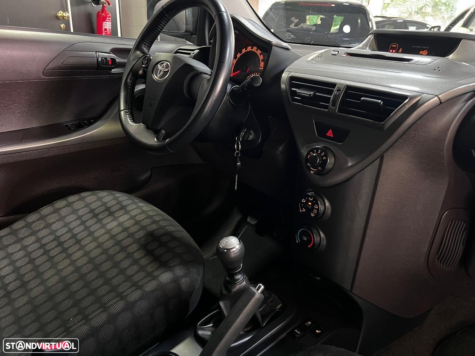 Toyota iQ 1.0 VVT-i - 12
