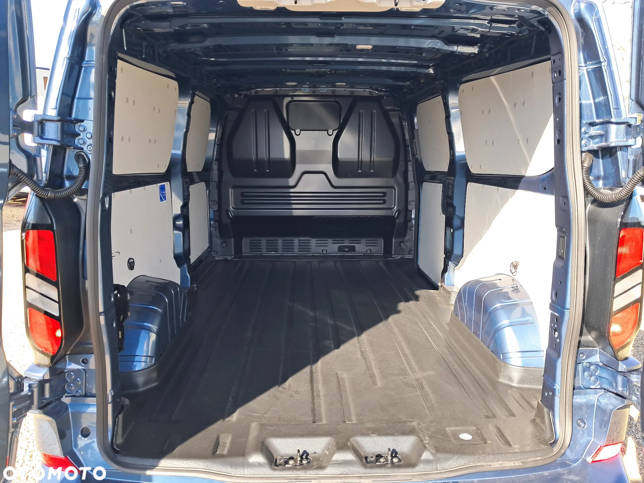 Ford Custom Van Limited - 5