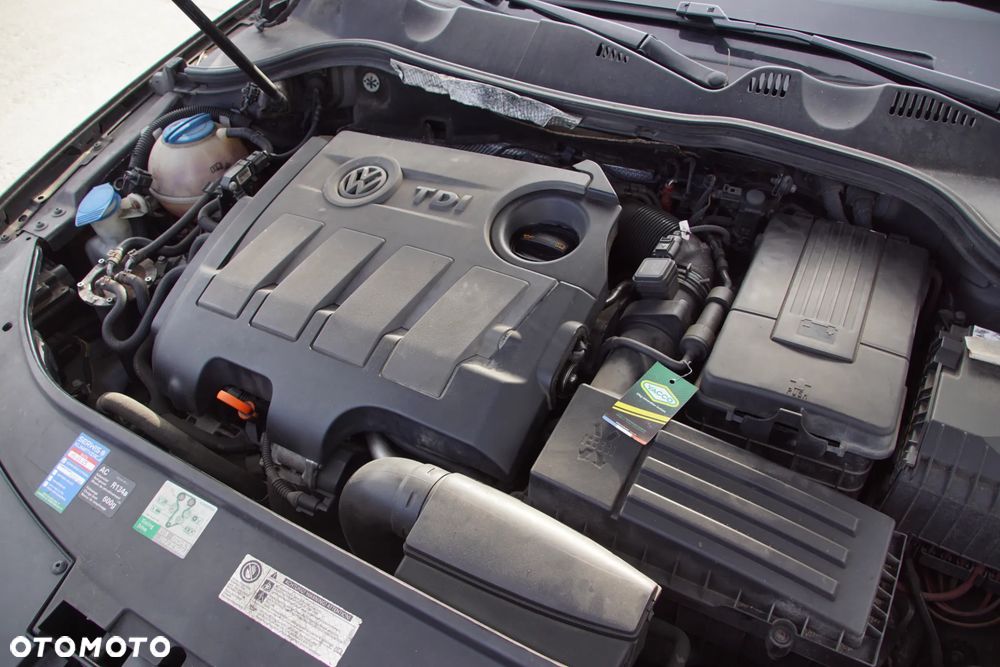 Auto na części - Volkswagen Passat B6 Lift 1.6 TDI 105 KM CAYC MDM LC8Z 2010R Silnik Skrzynia Drzwi Maska Błotnik Zderzak Lampa Lusterko Klamka Szyba Deska Kokpit Sterownik Moduł Czujnik Licznik Wyświetlacz Panel Kierownica - 17