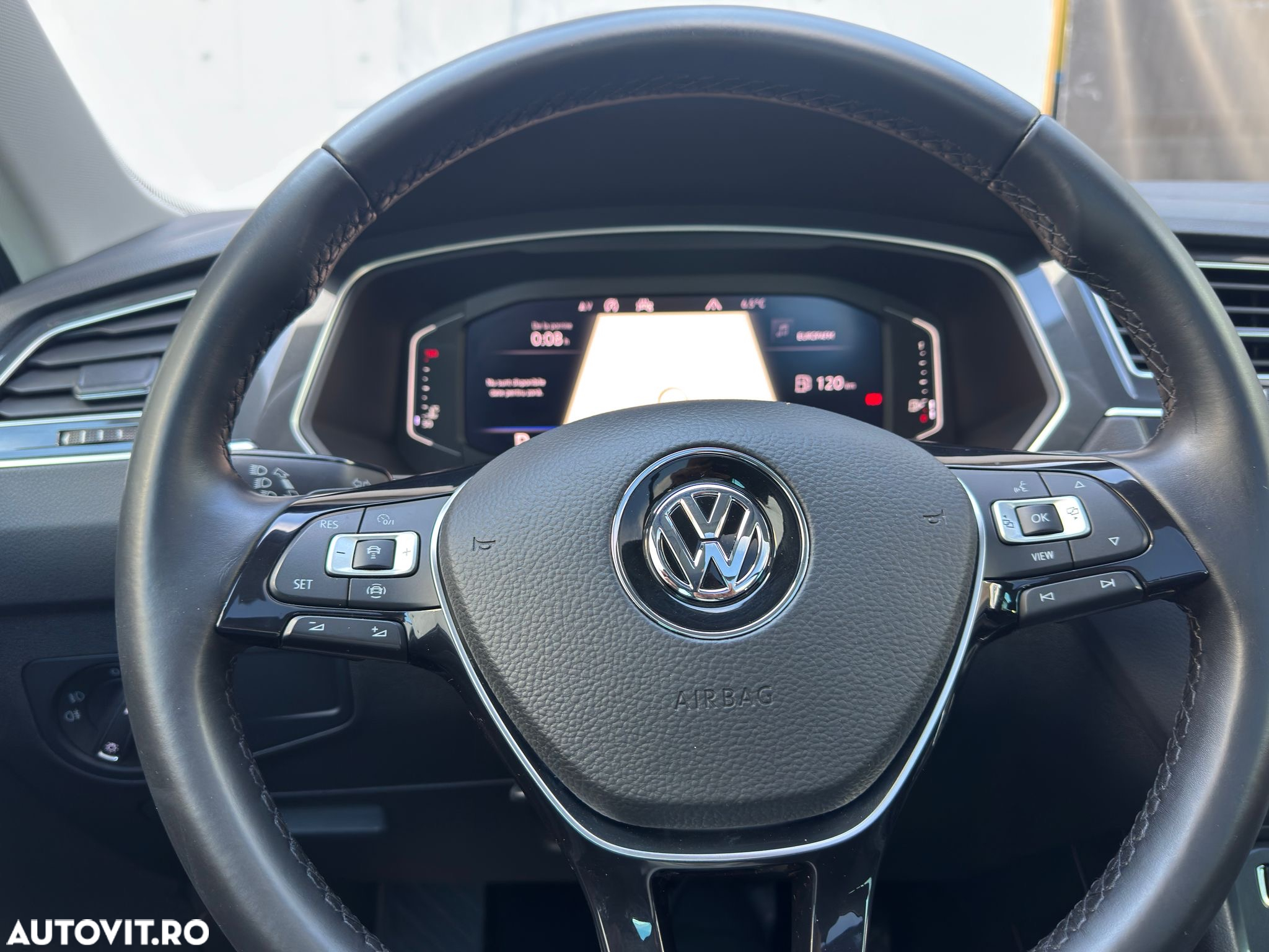 Volkswagen Tiguan - 12