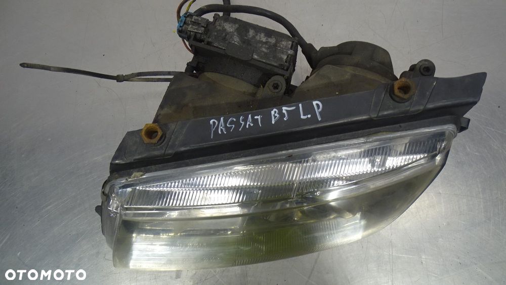 LAMPA LEWA PRZEDNIA VOLKSWAGEN PASSAT B5 - 2