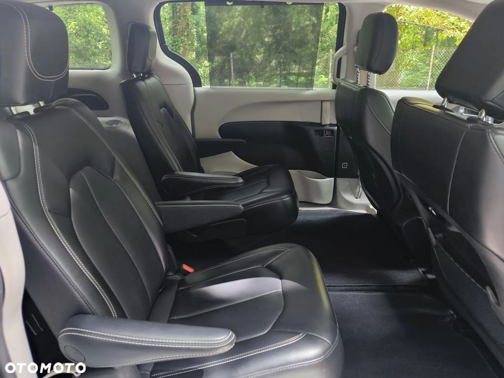 Chrysler Pacifica - 12