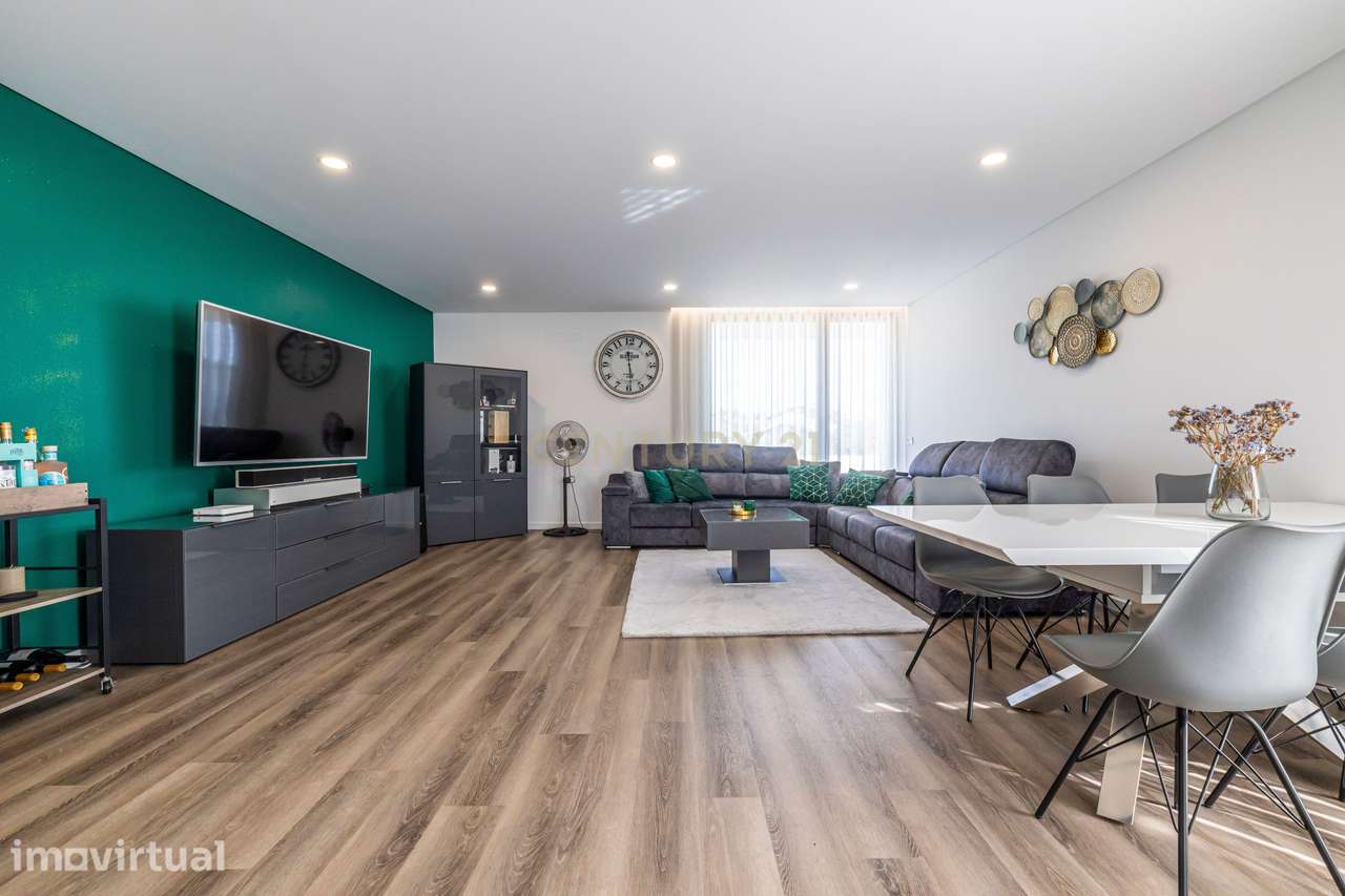 Moradia T4 Moderna com Piscina Aquecida e Jacuzzi a 15 Minutos da Prai - Grande imagem: 5/29