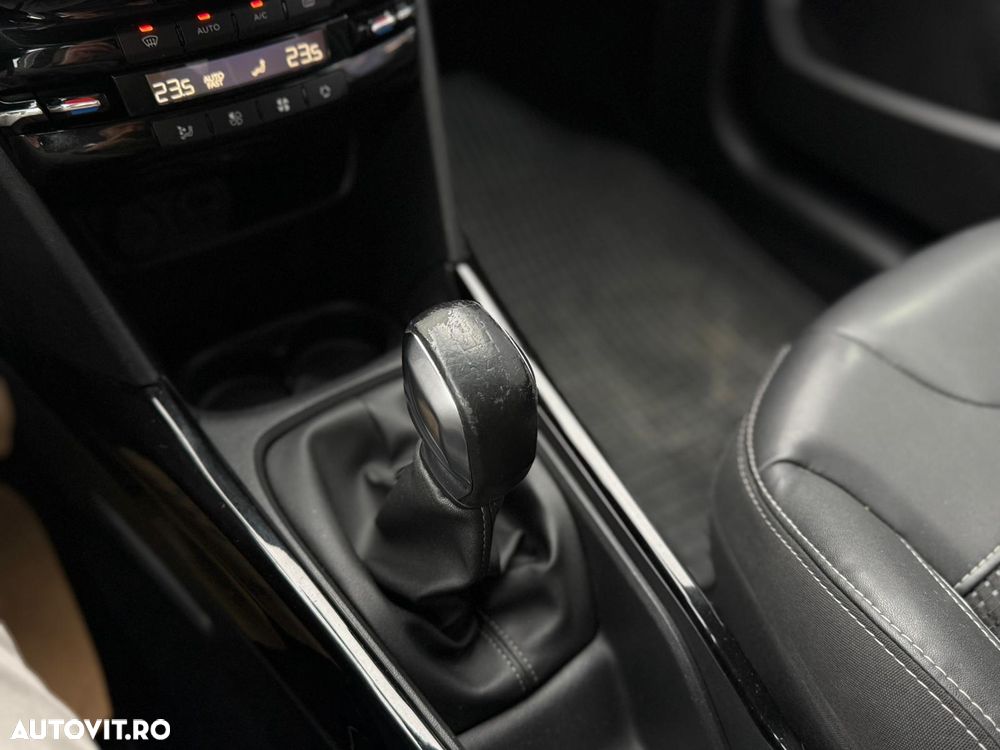 Peugeot 2008 1.2 L PureTech Allure - 23