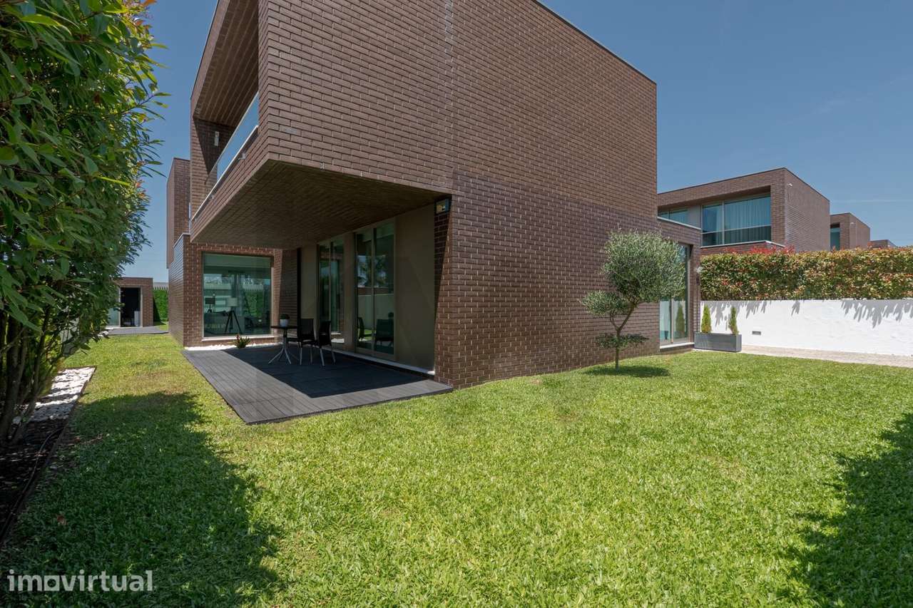 Moradia de Prestígio 4 frentes com grande jardim e salão de eventos em - Grande imagem: 2/60