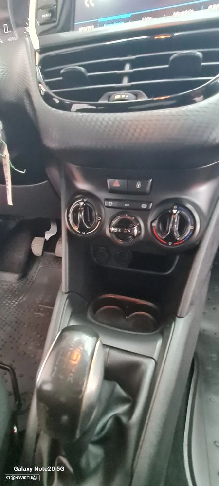 Peugeot 208 - 12