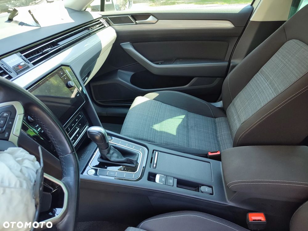 Volkswagen Passat Variant 2.0 TDI SCR DSG Elegance - 13