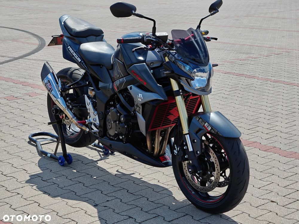 Suzuki GSR - 7