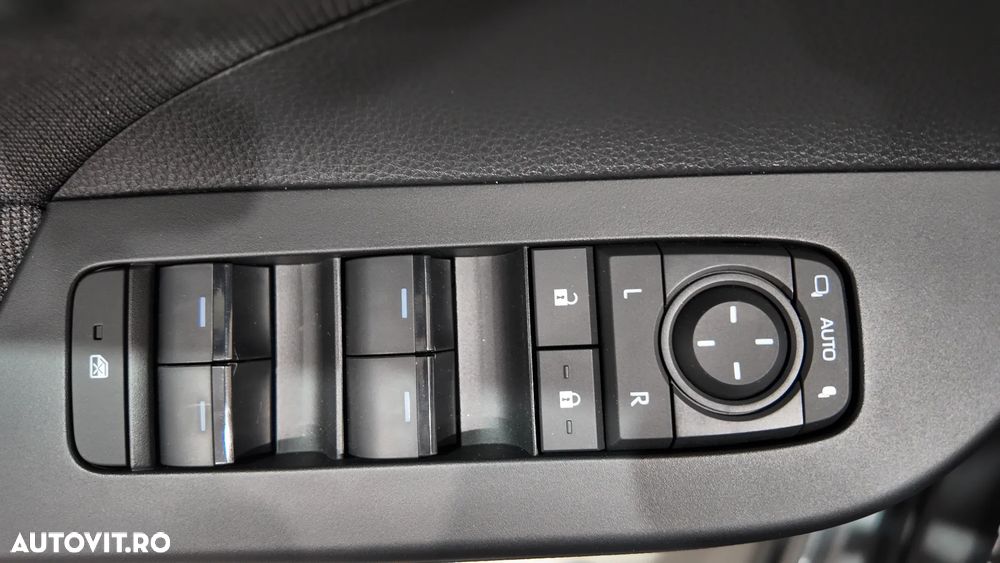 Toyota C-HR 1.8 Hybrid Team Deutschland - 17