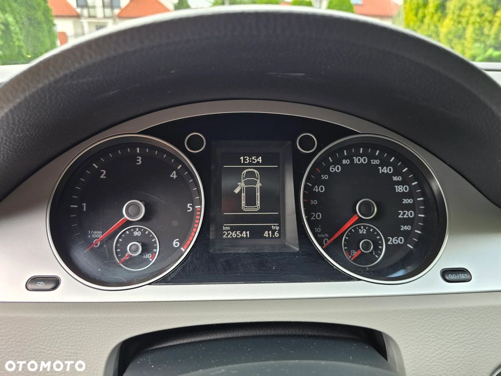 Volkswagen Passat 2.0 TDI DPF BlueMotion Technology Sportline - 18