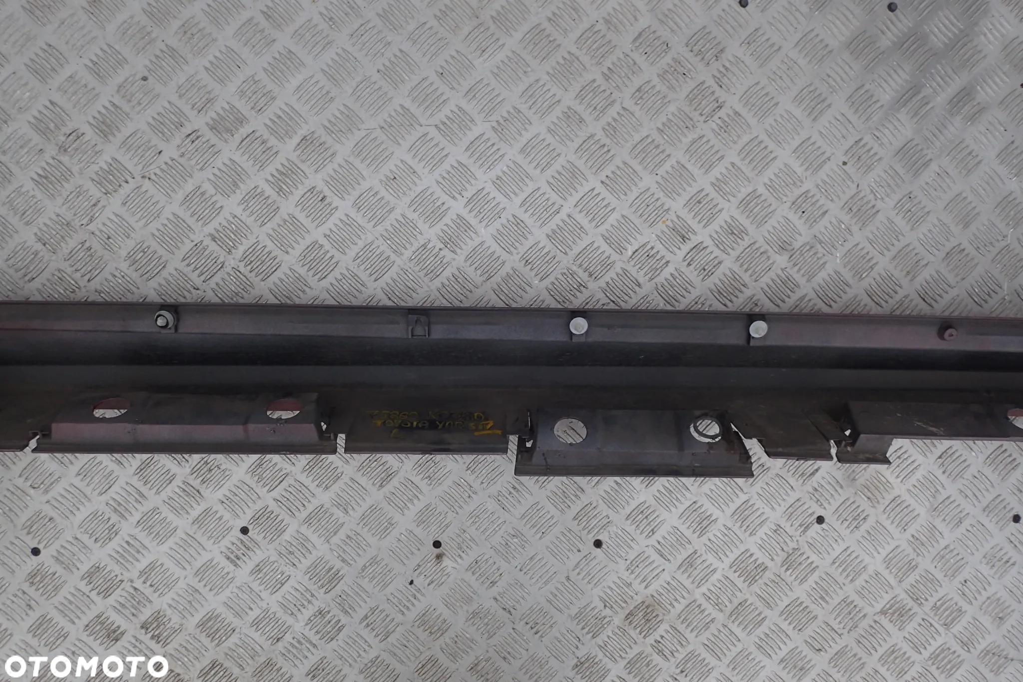 PRÓG LISTWA PROGOWA LEWA / PRAWA TOYOTA YARIS IV 75860-K0080 / 75850-K0080 - 8