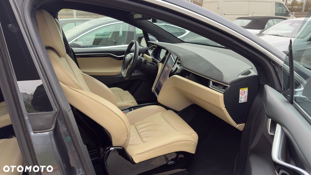 Tesla Model X - 13