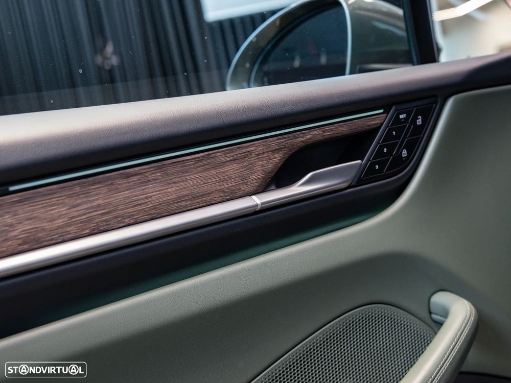 Porsche Macan Electric 4 - 24