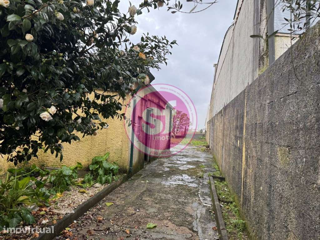 Moradia térrea T2 em lote de 450 metros, com grande potencial - Grande imagem: 2/16