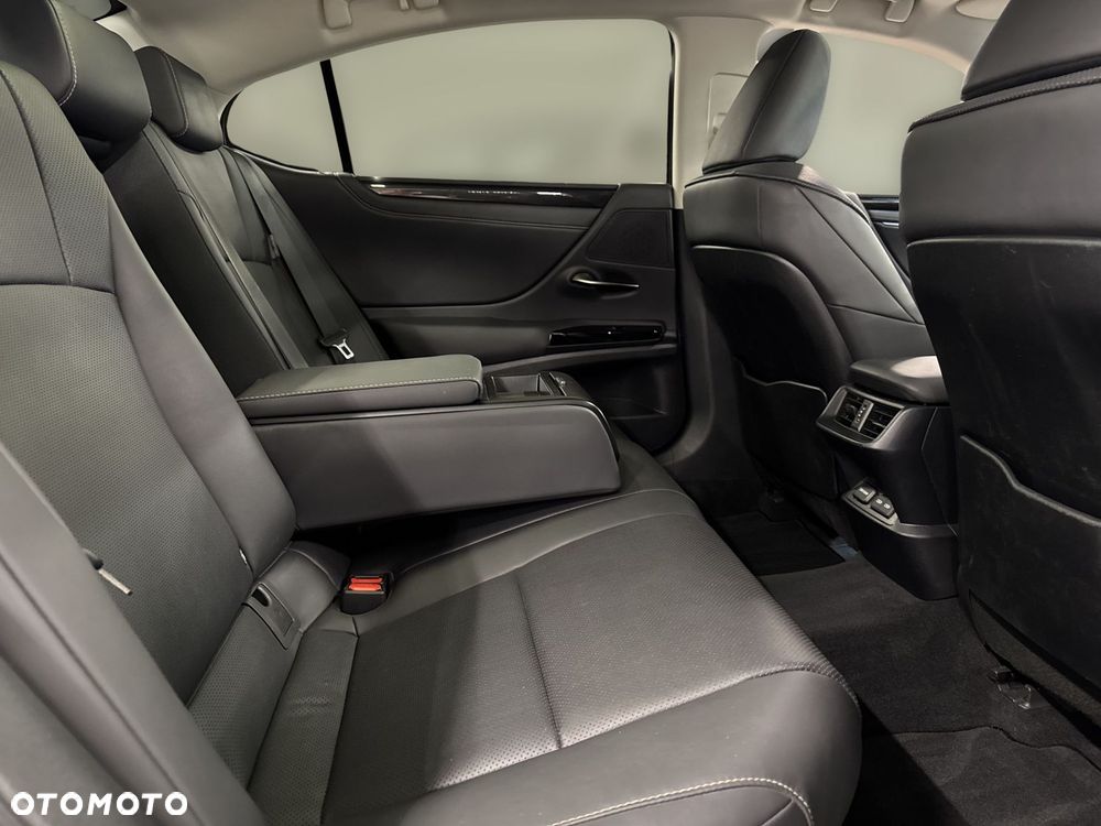 Lexus ES 300h Business Edition - 11