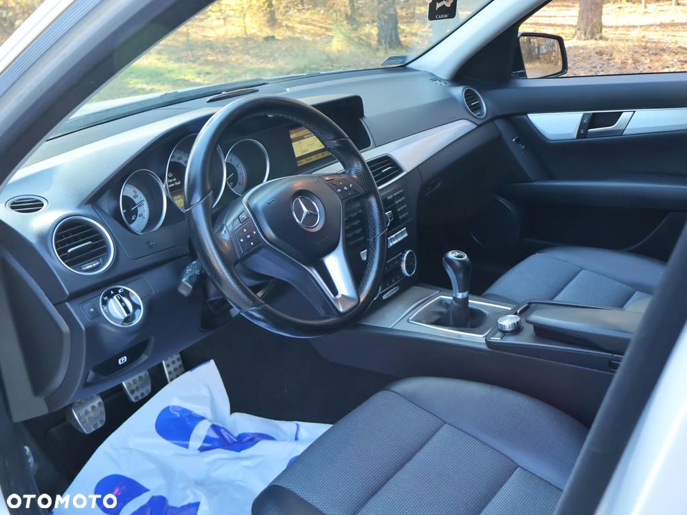 Mercedes-Benz Klasa C 180 CGI BlueEff Avantgarde - 30