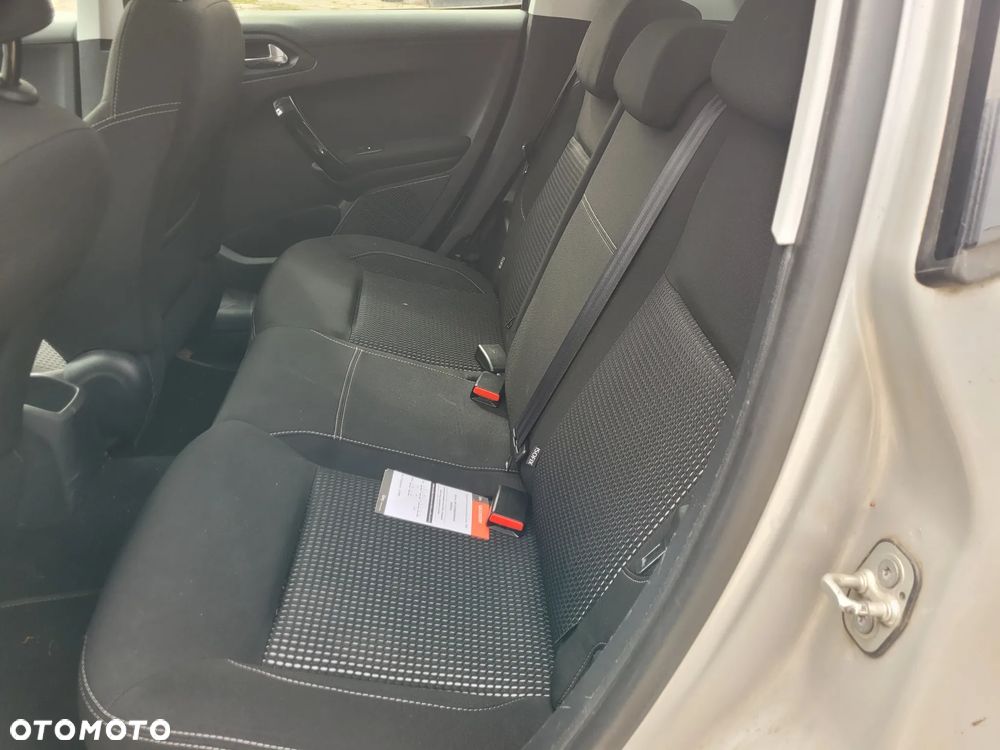 Peugeot 208 - 17