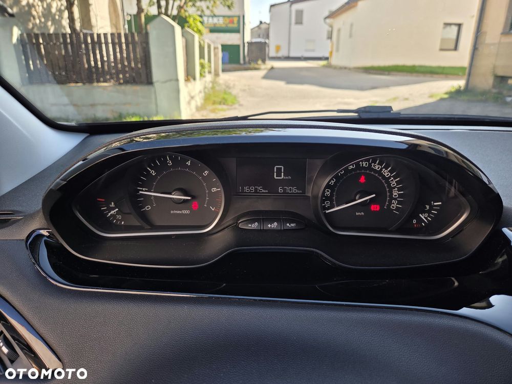 Peugeot 208 PureTech 82 Urban Move - 24