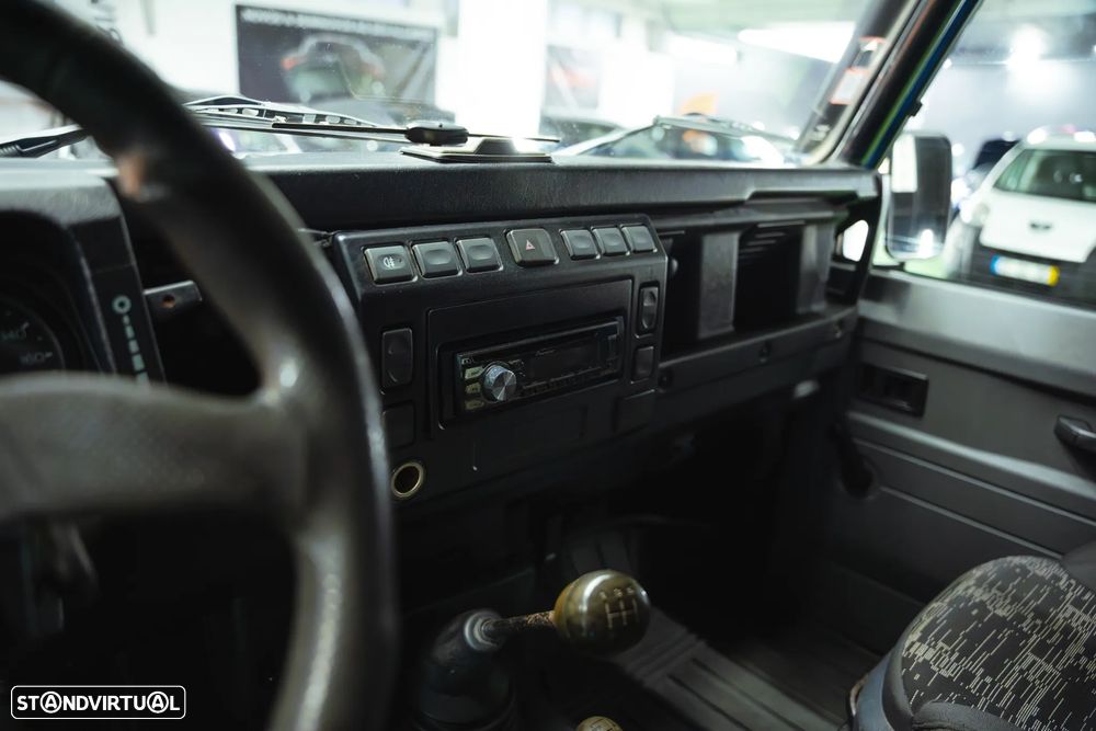 Land Rover Defender 90 2.5 TD5 Metal Top - 17