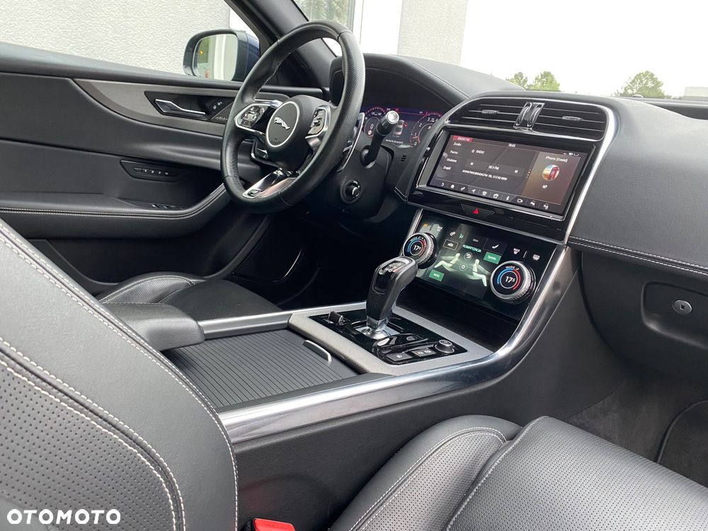 Jaguar XE P300 AWD R-Dynamic HSE - 7