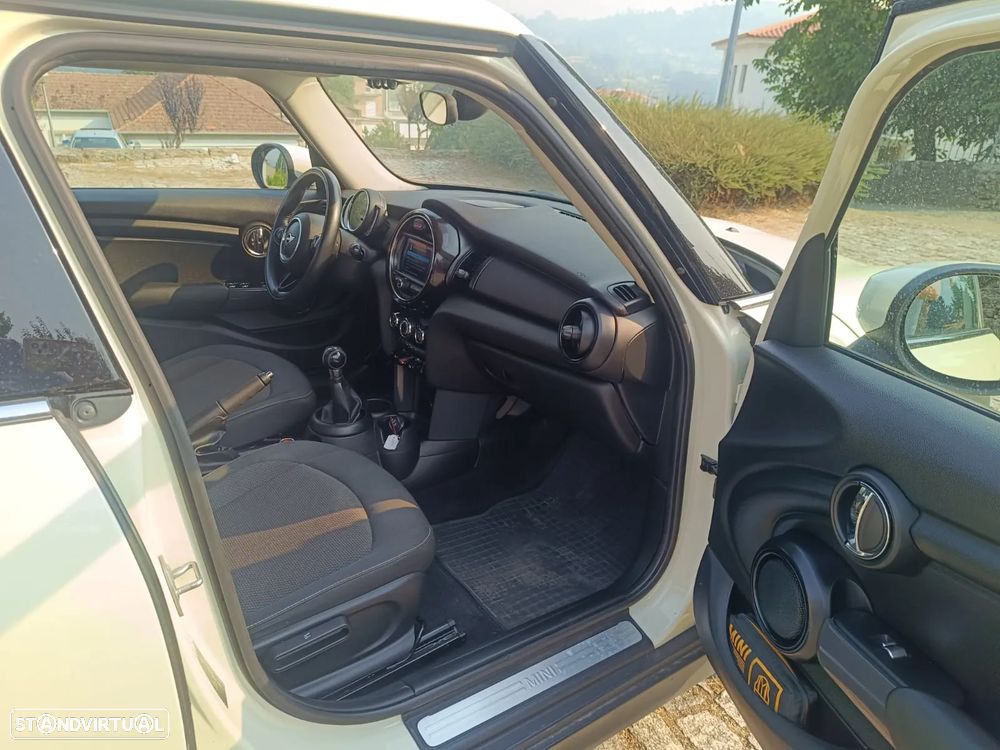 MINI 5 Portas Cooper Essential - 8