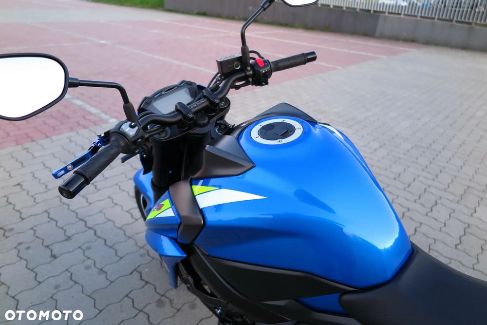 Suzuki GSX - 16