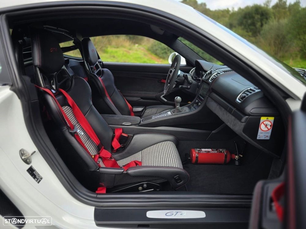 Porsche Cayman GT4 - 8