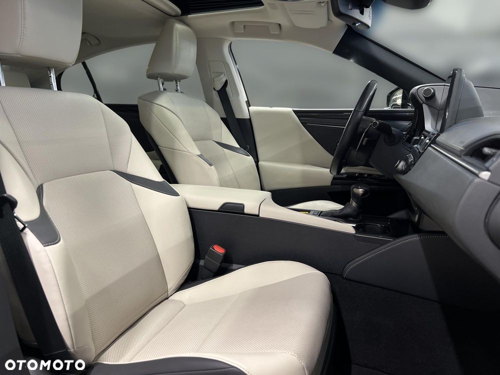 Lexus ES 300h Business Edition - 12