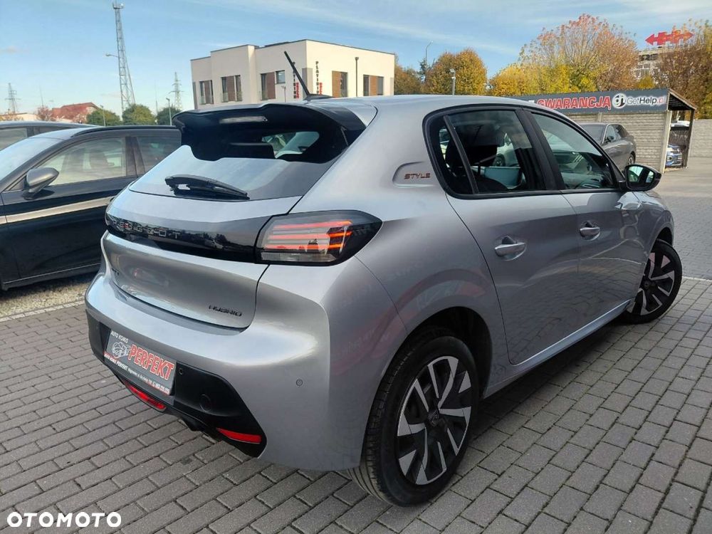 Peugeot 208 - 8