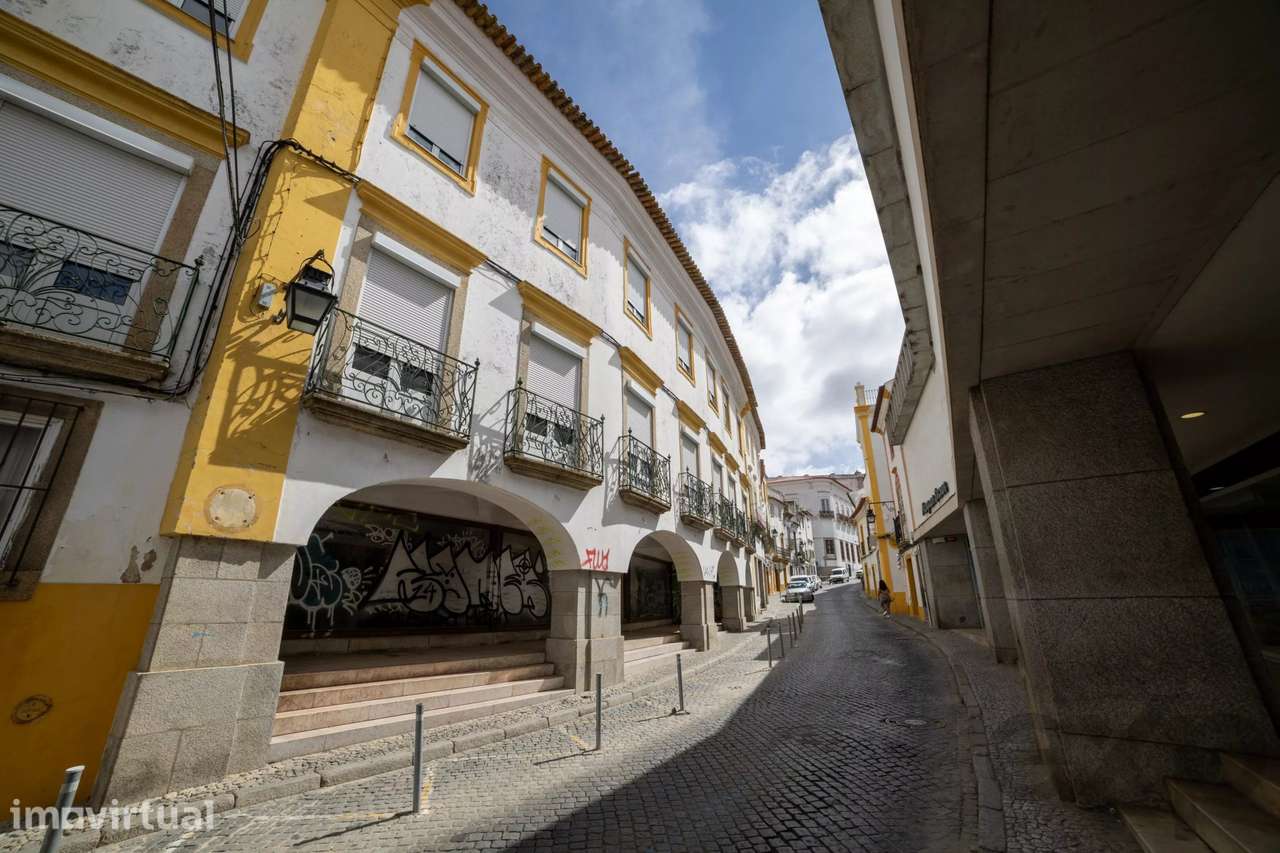 Edifício amplo com 30 salas e elevador em Évora - Grande imagem: 3/51