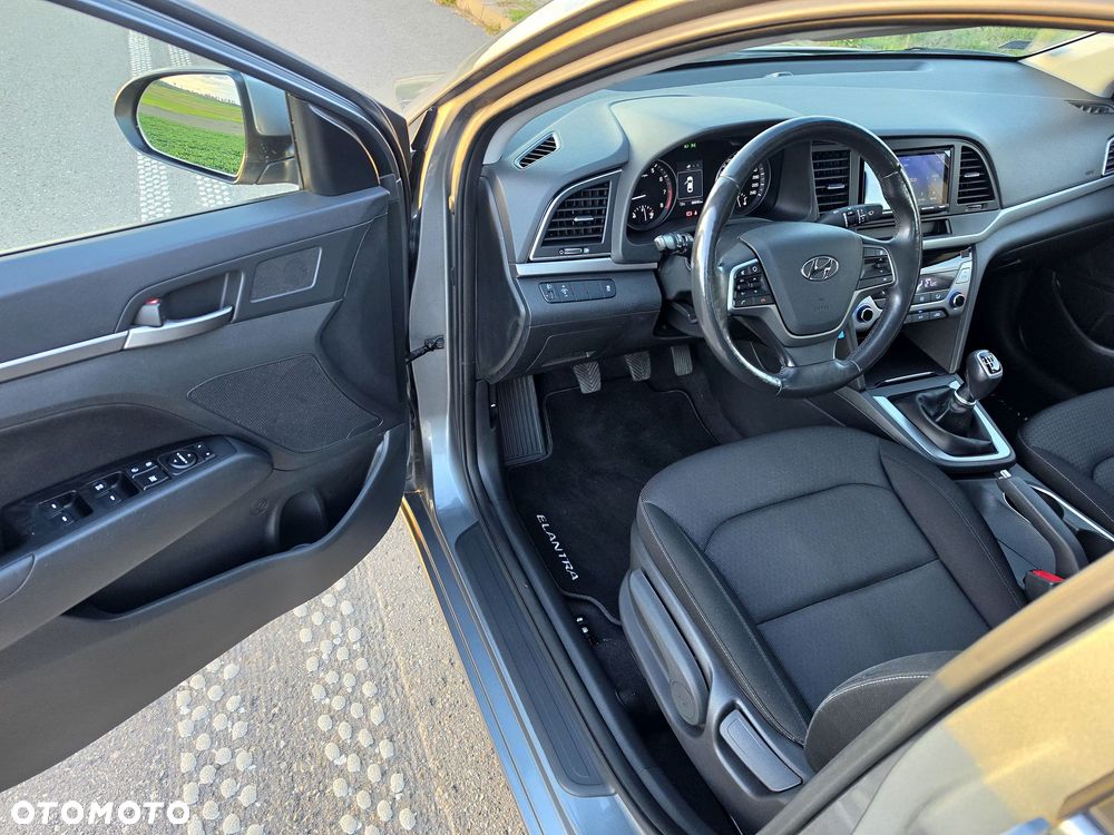 Hyundai Elantra 1.6 Comfort - 13