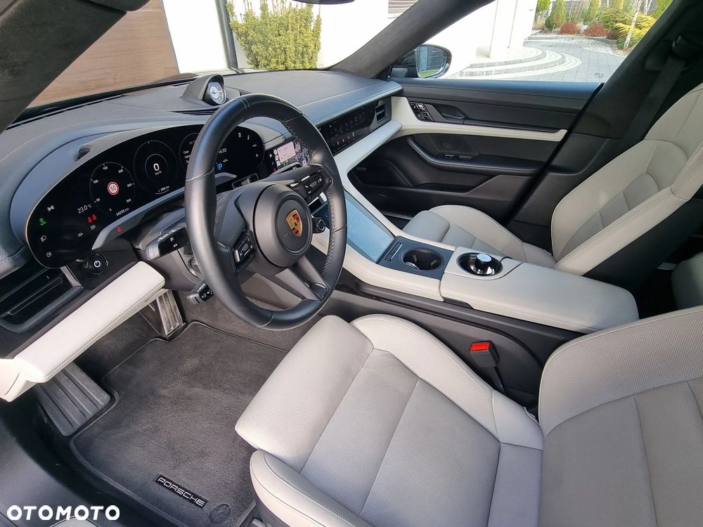Porsche Taycan Turbo - 11