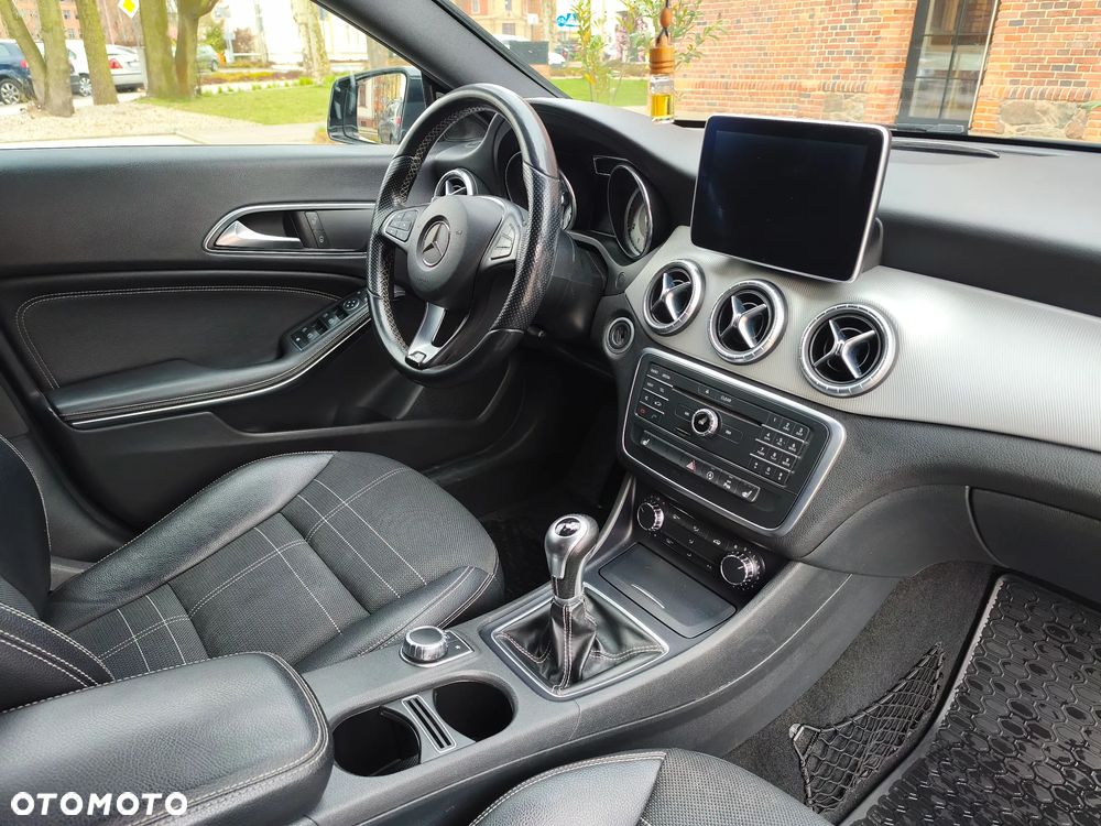 Mercedes-Benz CLA 180 AMG Line - 19
