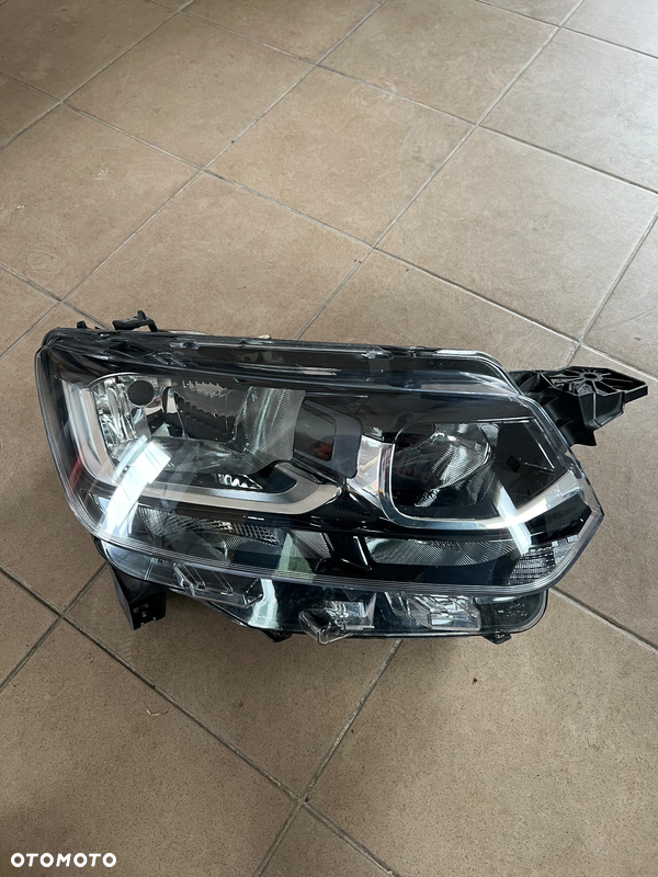 TOYOTA PROACE CITY LAMPA PRAWY PRZÓD 9835780580