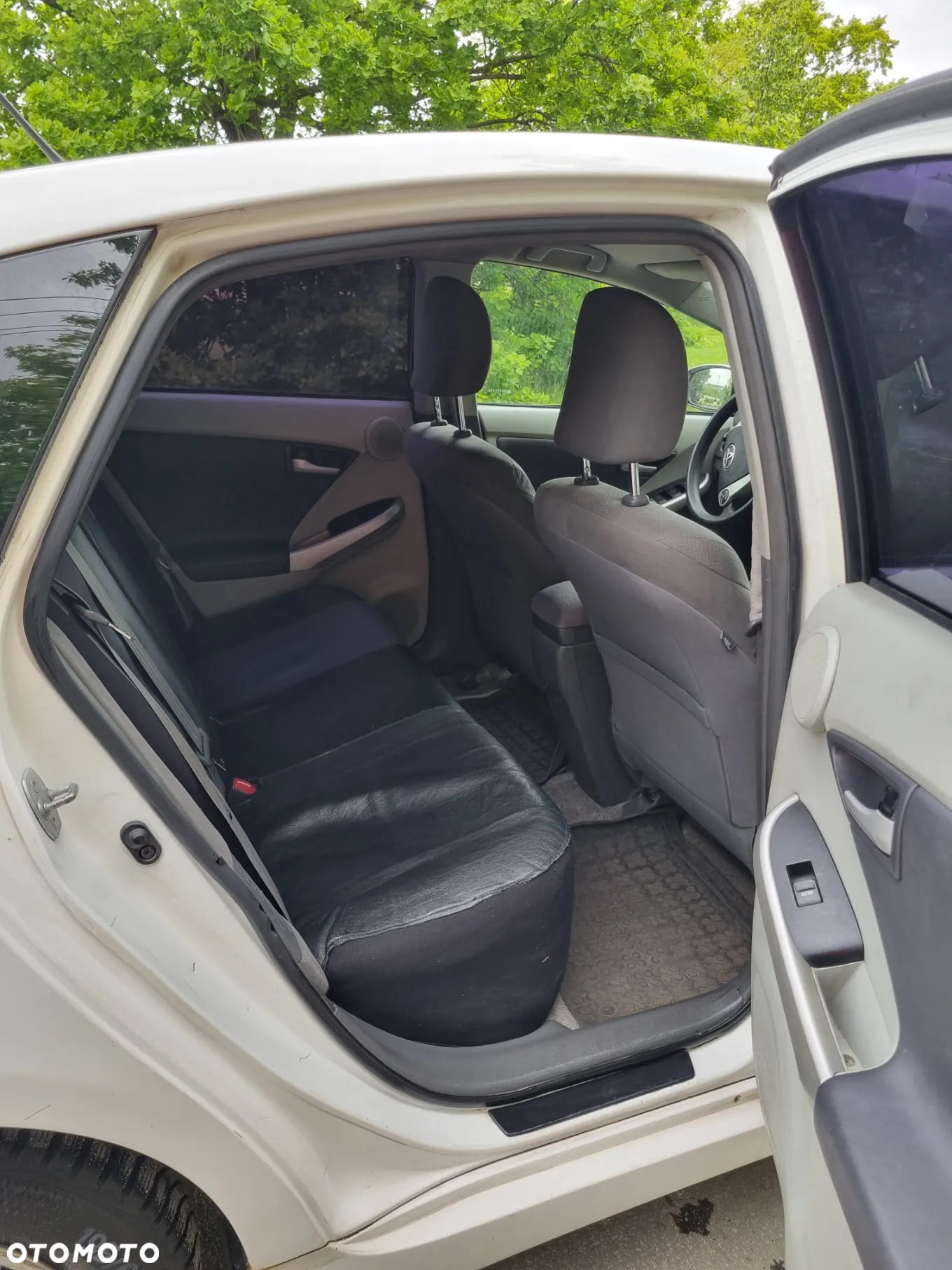 Toyota Prius (Hybrid) - 10