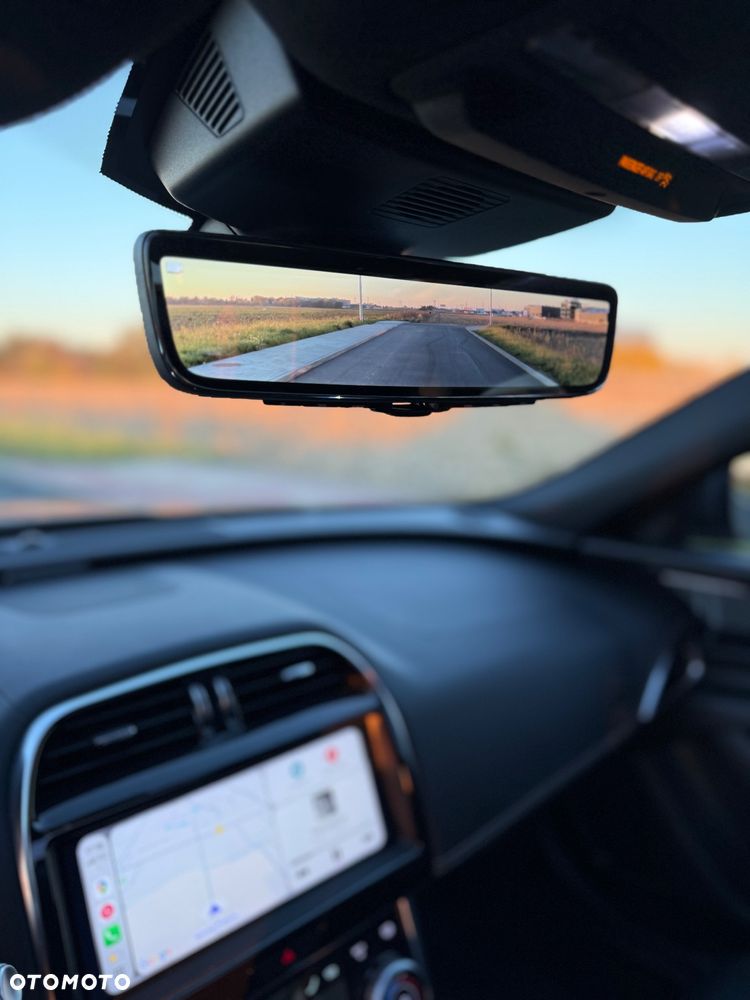 Jaguar XE 2.0 P300 AWD R-Dynamic HSE - 17