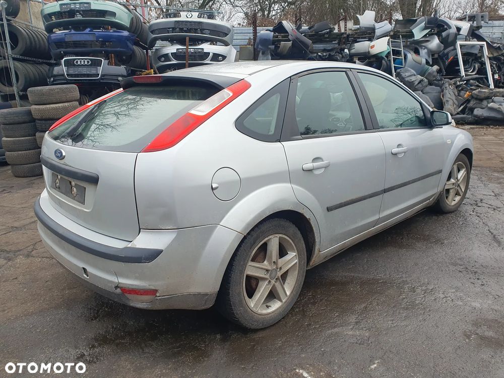 Srebrny Ford Focus 2 1.6 16 V 85 kW