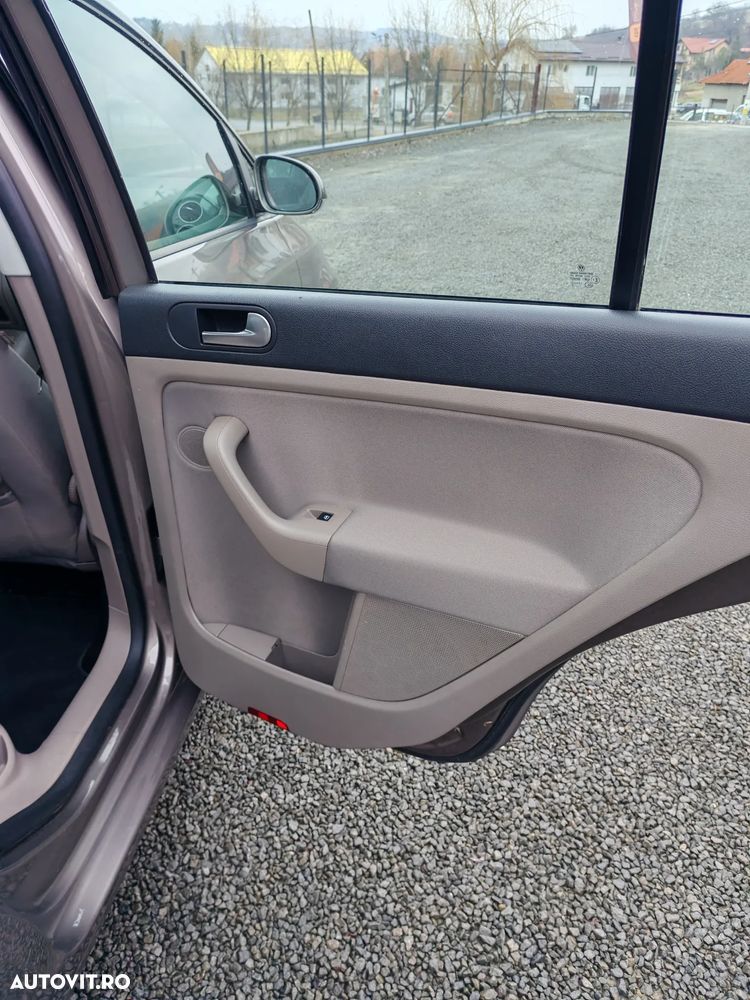 Volkswagen Golf Plus 2.0 TDI DSG Comfortline - 24